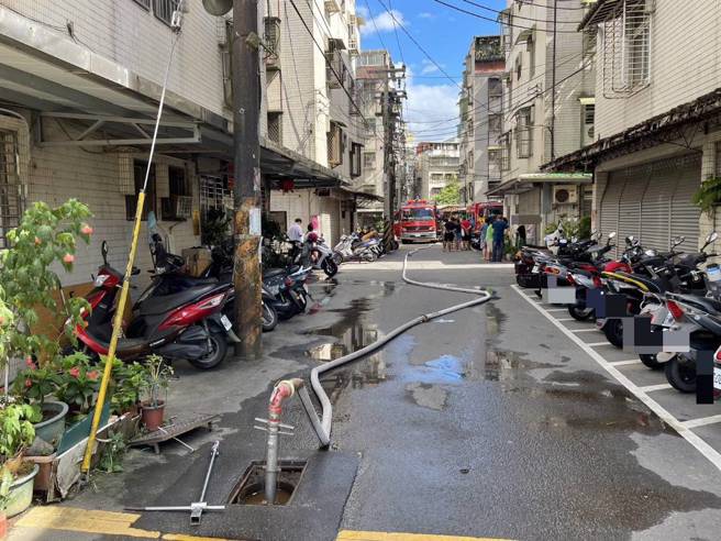 新北市汐止区明峰街一处三楼民宅，今下午发生火警。（图 / 刘咏韵翻摄）