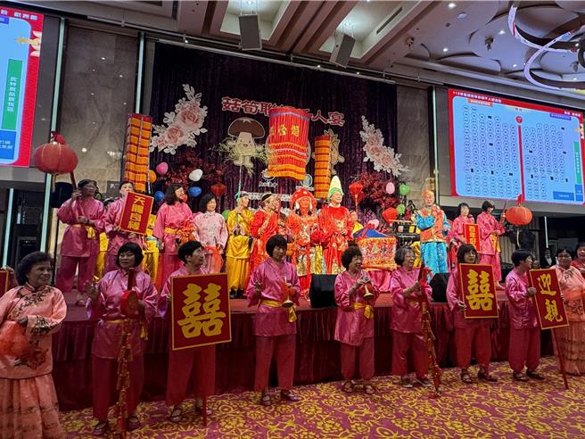 台中地區農會與新社農會21日上午在葳格國際會議中心大辦「菇筍聯姻千人宴」，開場更仿照傳統古禮迎親辦理香菇與黃金玉冷筍的聯姻儀式，熱鬧又吸睛。（潘虹恩攝）