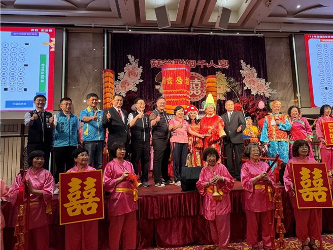 台中地區農會與新社農會21日上午在葳格國際會議中心大辦「菇筍聯姻千人宴」，仿照傳統古禮迎親辦理香菇與黃金玉冷筍的聯姻儀式，台中市副市長鄭照新（後排左六）、立委楊瓊瓔（後排左七）等都出席共襄盛舉。（潘虹恩攝）