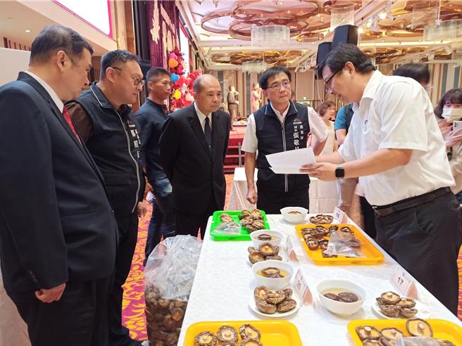 台中地區農會與新社農會21日上午在葳格國際會議中心大辦「菇筍聯姻千人宴」，同時安排香菇與麻竹筍評鑑，讓民眾了解如何判定好吃又優質的菇與筍。（潘虹恩攝）