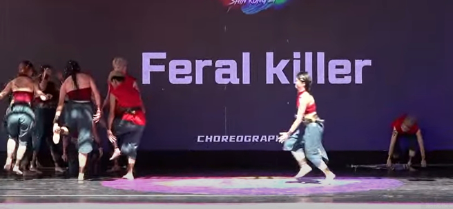 選手赤腳上台比賽，但是因為舞台太燙，大家都在摸腳，最後忍痛比完，5人送醫。（翻攝新光盃熱門街舞大賽直播）