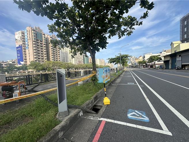 台南市运河21日逢年度大潮，侧沟已有水些微漫出，台南市水利局立即启动抽水机抽水。（台南市水利局提供／程炳璋台南传真）