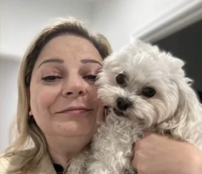 狗主人在网路上po出与爱犬的合照。（翻摄画面）