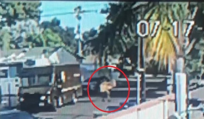 邻居的监视器有拍到男子犯行的证据。（翻摄画面）