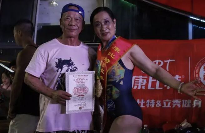 夫妻合照。（图／翻摄自潮新闻） 