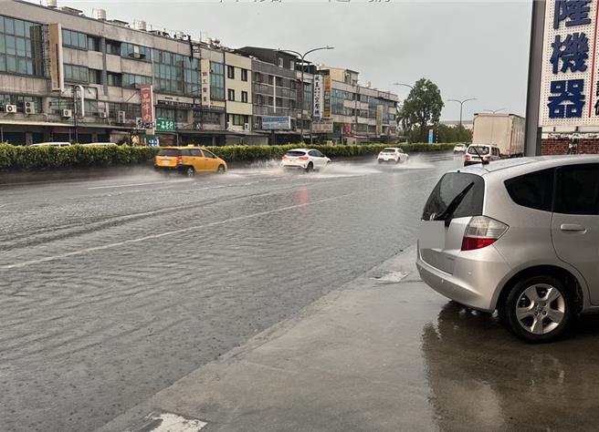 台南市新市区台一线21日下午下起豪雨，路面瞬间积水。（读者提供／程炳璋台南传真）