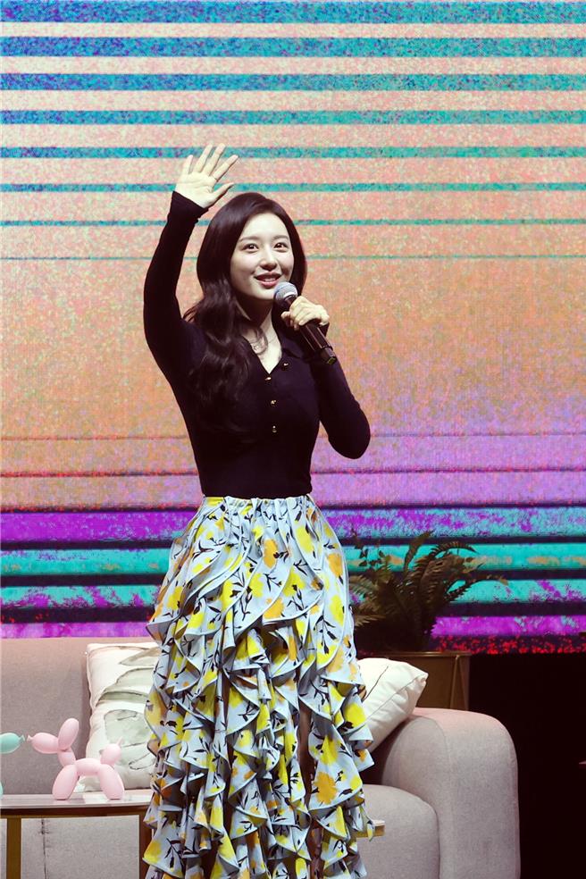 金智媛演唱电影《麻雀变公主》主题曲〈Stupid Cupid〉亮丽登场。（邓博仁摄）