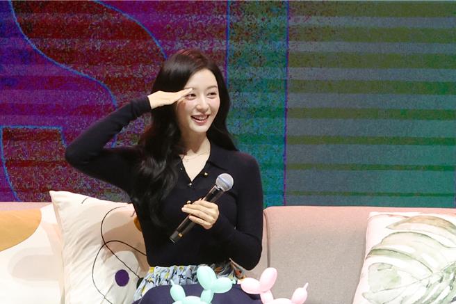 金智媛重现《太阳的后裔》中的敬礼姿势。（邓博仁摄）