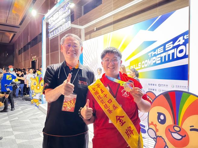 桃竹苗賴家仁分署長（左）與中餐烹飪獲金牌的培訓選手許博鈞（右）合影。圖/桃竹苗分署提供