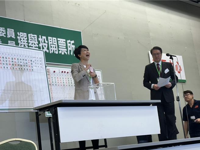 陈亭妃率先抽籤，就抽中3号顺利拿下中常委。（杨亚璇摄）