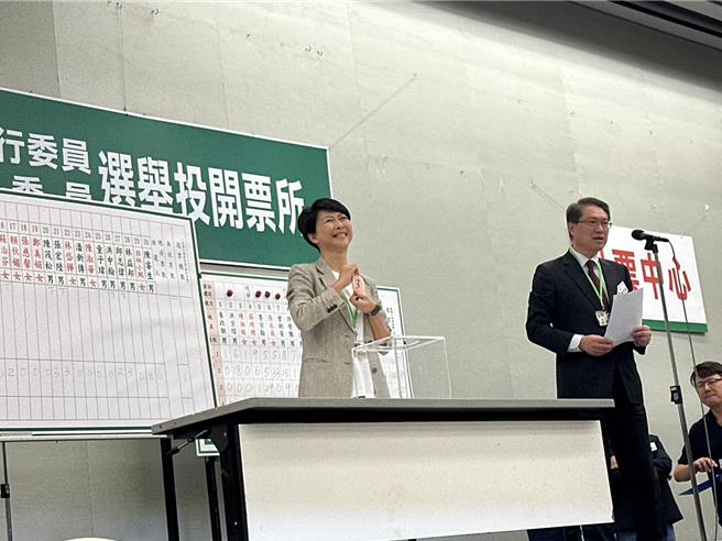 陈亭妃率先抽籤，就抽中3号顺利拿下中常委。（杨亚璇摄）