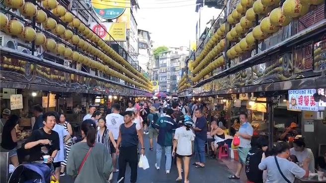 基隆廟口夜市每天都吸引眾多基隆及外地民眾造訪。（張志康攝）