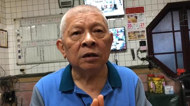 基隆廟口攤販小組總代表謝文賢21日表示，電子看板上的文字是他個人立場，無關其他攤商。（張志康攝）