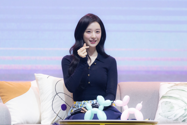 金智媛比出爱心手势和粉丝互动，作风相当亲民。（图／COME ON JKSSP）　