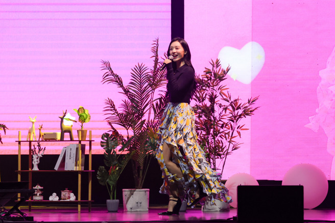 能歌善舞的金智媛，一开口就让粉丝开心不已。（图／COME ON JKSSP）　