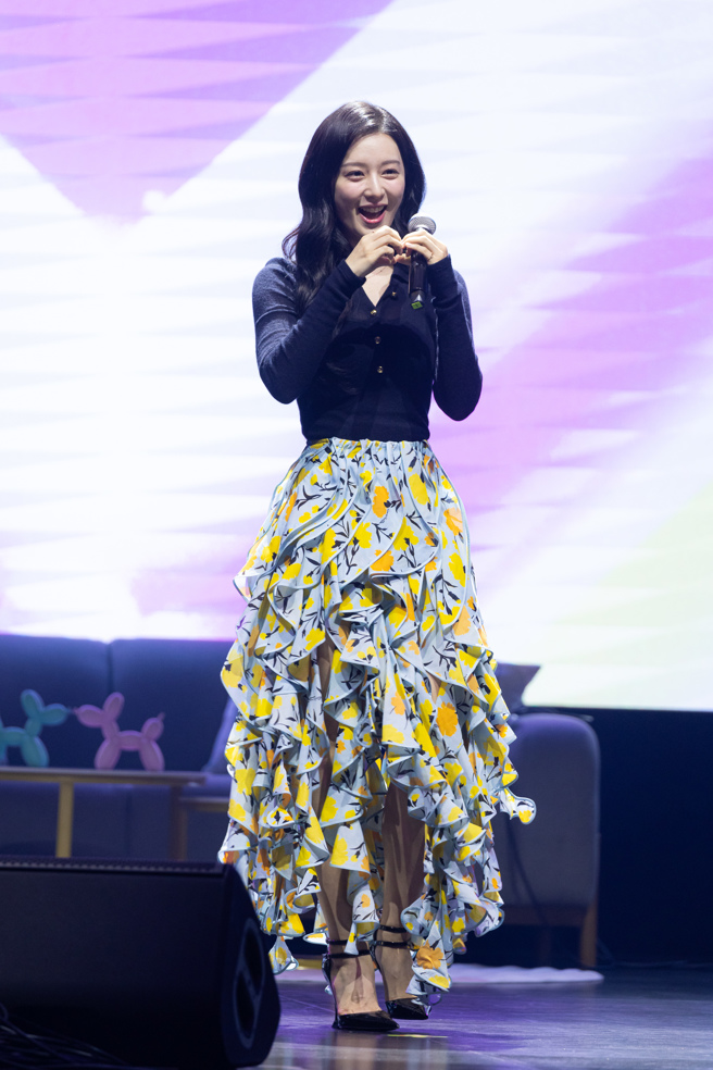 相当宠粉的金智媛，比出爱心和粉丝互动。（图／COME ON JKSSP）　