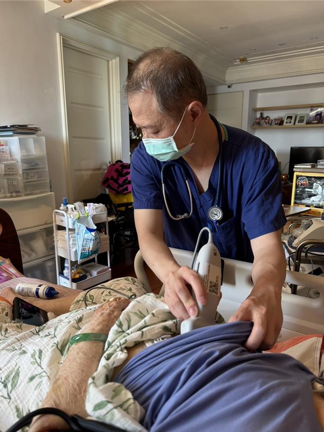 北医体系率先启动「在宅急症照护」，让病患在家中也能接受治疗，目前已收治8名病患。（北医大提供）