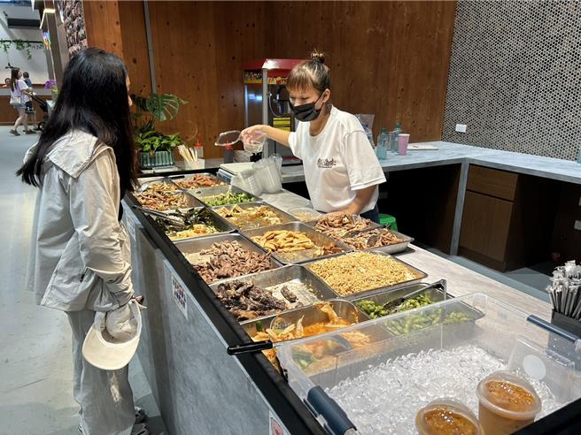 有网友在屏东地方社群媒体发文抱怨，县民公园美食街卖的滷味超贵，贵到好像被当「盘子」。（谢佳潾摄）