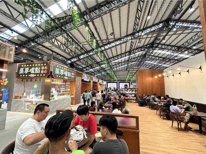  有网友在屏东地方社群媒体发文抱怨，县民公园美食街卖的滷味超贵，贵到好像被当「盘子」。（谢佳潾摄）