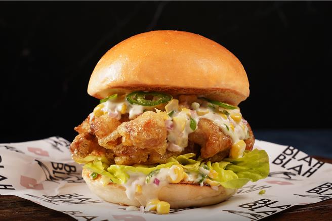 Blah Blah Bar推出梦幻肯琼脆鸡堡。（BLAH BLAH Bar提供）