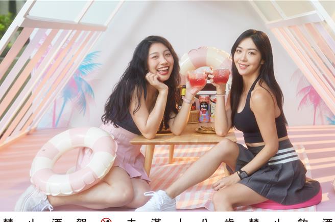 迎接酷夏，BLAH BLAH Bar推出夏日粉红海滩派对。（BLAH BLAH Bar提供）(饮酒过量 有碍健康)