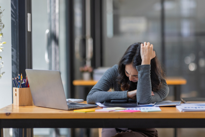 一位女公務員不滿單位遇到苦差事，首先都找沒結婚、沒生子的她支援。（示意圖：shutterstock／達志）