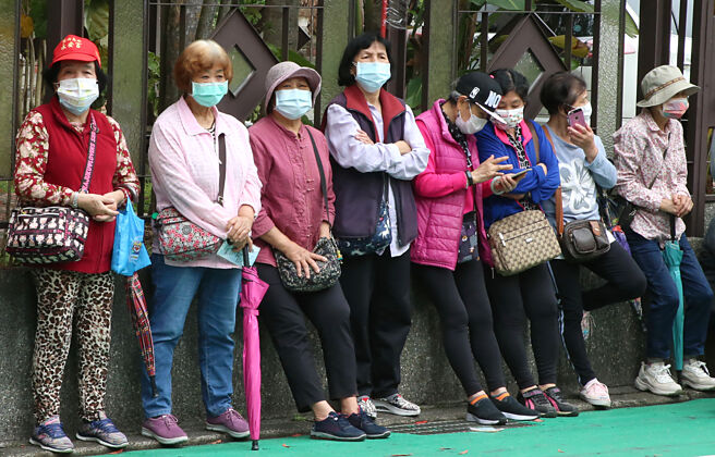 根据初步调查，大部分产险旅平险投保年龄上限是80岁，顶多到84岁～85岁，即使再身强体健的年长者出外旅游，产险业者几已不承保86岁以上年长者的旅平险，民眾带年长者出游更要特别谨慎小心。图／赵双杰