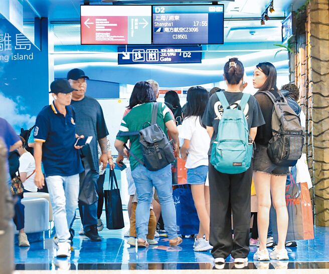 许多学子计画赴国外游学或直接到国外留学，由于国外医疗费用高，产险业者建议，投保游、留学生海外专属伤害险不可少。图／范扬光