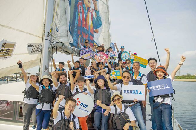 法國電力再生能源台灣總經理張明侖（第一排左四），攜手合作夥伴出航參觀外海離岸風場並進行海洋科學教育合影。圖／業者提供