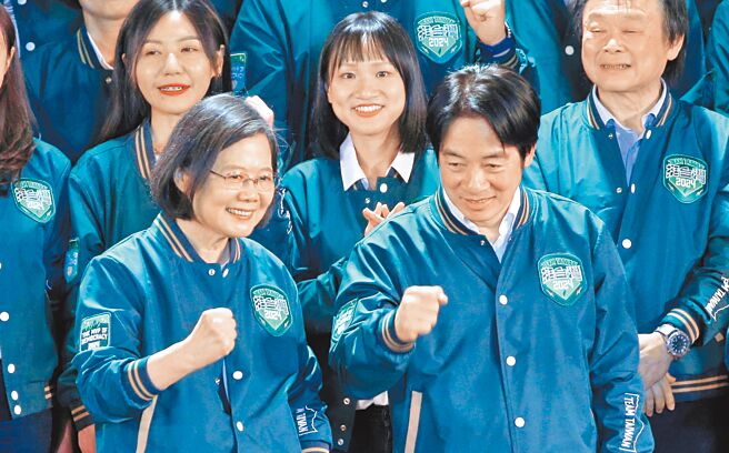 民进党全代会今天登场，前总统蔡英文请假不出席。图为去年民进党全代会，蔡英文总统（前左）与总统参选人、党主席赖清德（前右）两人在造势呼口号前相互确认手势。（本报资料照片）