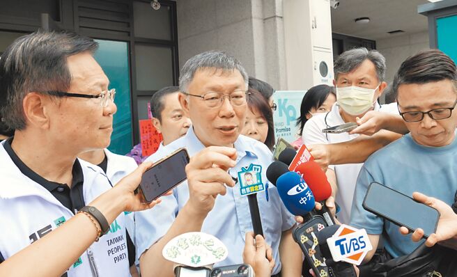 民眾黨主席柯文哲（前左二）。（資料照／張朝欣攝）
