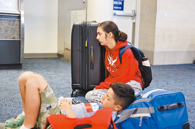 由于微软19日软体更新出包，波及全球数千航班停飞。图为行程受影响的乘客在美国密尔瓦基米切尔国际机场等候。（路透）