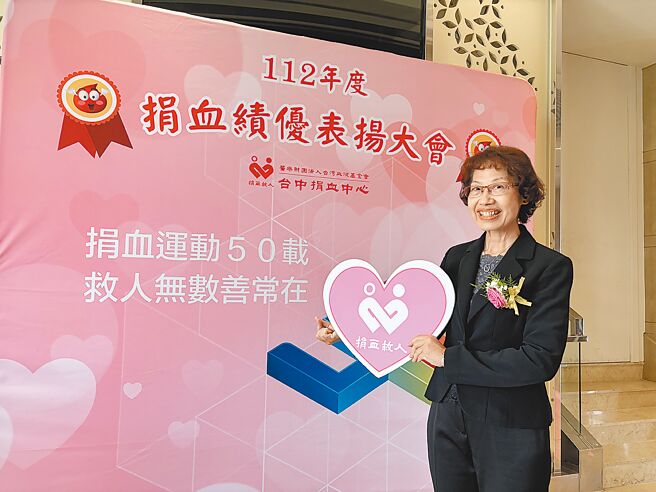 欧安臺在18岁成年礼时开始捐血，50年间累计捐血超过145次。（冯惠宜摄）