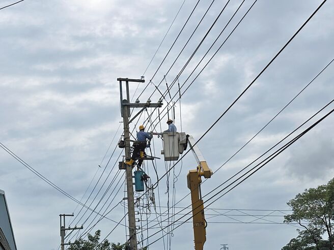 台電表示，凱米颱風累計造成全台18056戶停電，其中14808已復電，3248戶、遍及11縣市仍待搶修。（示意圖／資料照／姜霏攝）