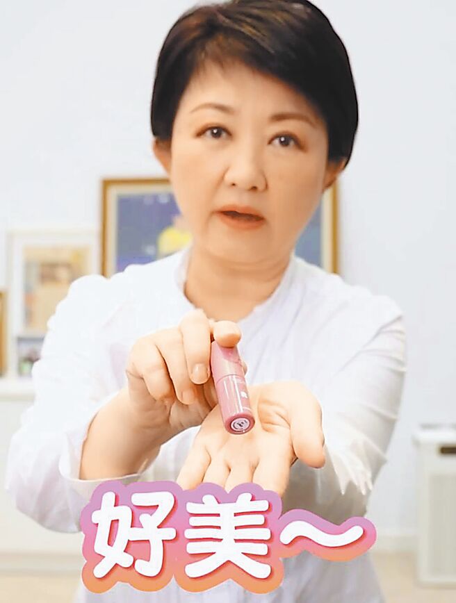 台中市長盧秀燕開箱訪美行李，要網友幫忙找一找即將斷貨的口紅。（摘自盧秀燕臉書／陳淑娥台中傳真）