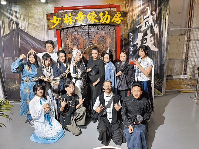 台灣首次的《武俠百年文化展》，開幕晚會COSPLAY團體熱鬧響應。（中華武俠文學學會提供／李怡芸台北傳真）