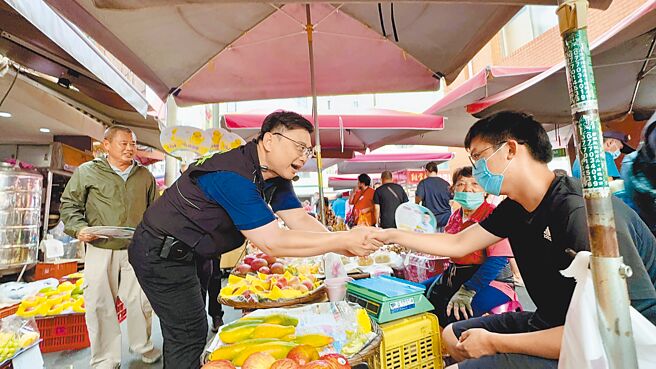 有意参加民进党高雄市长初选的立委赖瑞隆（中）深耕前镇、小港选区多年，20日跨区到凤山兵仔市场发放文宣，此举被解读成直捣劲敌许智杰的本命区。（柯宗纬摄）