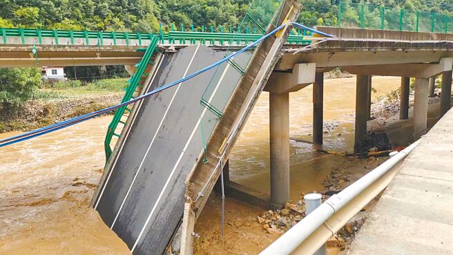 大陸陝西省商洛市柞水縣一處高速公路，20日因山洪暴發導致橋梁坍塌，至少已釀12人死亡，30多人失聯，大陸國家主席習近平指示要全力搶險救援。（新華社）