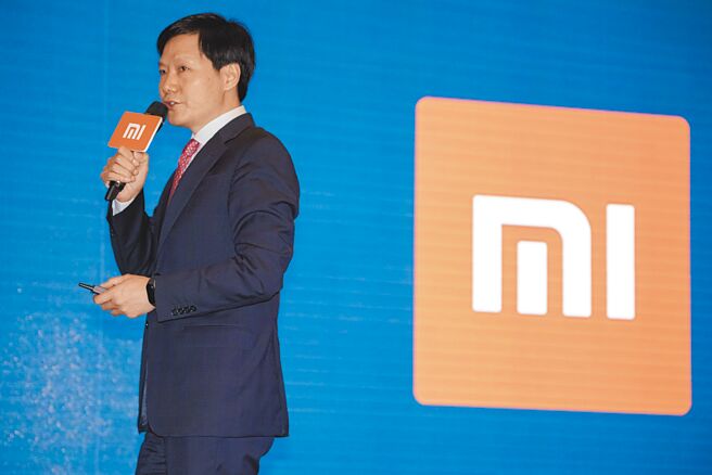 小米創辦人兼董事長雷軍透露，小米造車純屬意外，是因2021年1月小米遭美國制裁才做此決定。（中新社）