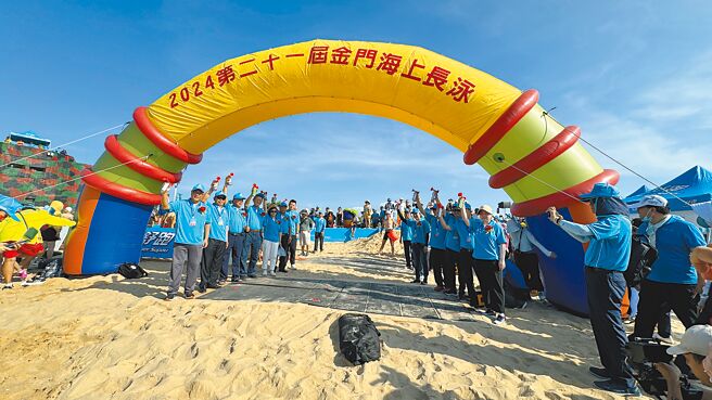 第21屆金門海上長泳活動20日上午7時30分在烈嶼鄉習山湖公園海灣登場，吸引1200人參加破浪征服金門泳道。（于家麒攝）