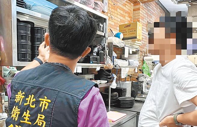 网友在脸书社团发文，称在新北市中和区某火锅店吃到老鼠屎，市卫生局20日派员前往稽查。（新北市卫生局提供／王扬杰新北传真）