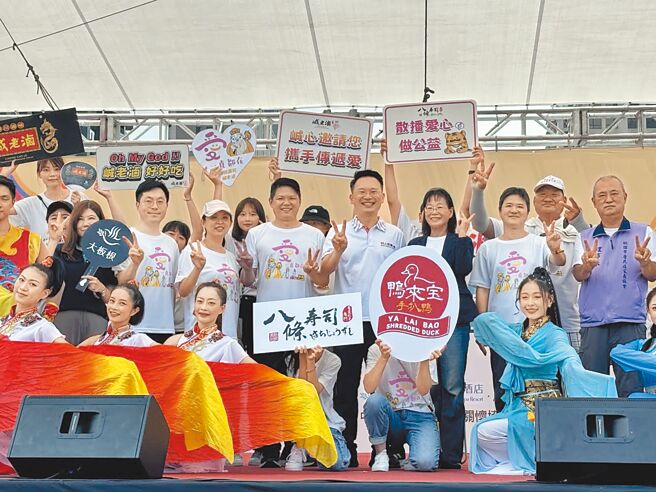 八條壽司、峸老滷主辦，《中國時報》協辦的公益嘉年華20日在桃園藝文廣場舉行，全數收入捐贈社團法人桃園市唐氏症家長協會、台灣腦中風病友協會及弱勢團體。（姜霏攝）