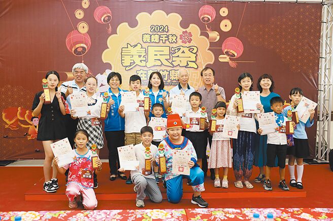 新竹县客语说故事比赛20日在枋寮国小展开最终决赛，获奖学生合影留念。（新竹县府提供／邱立雅竹县传真）