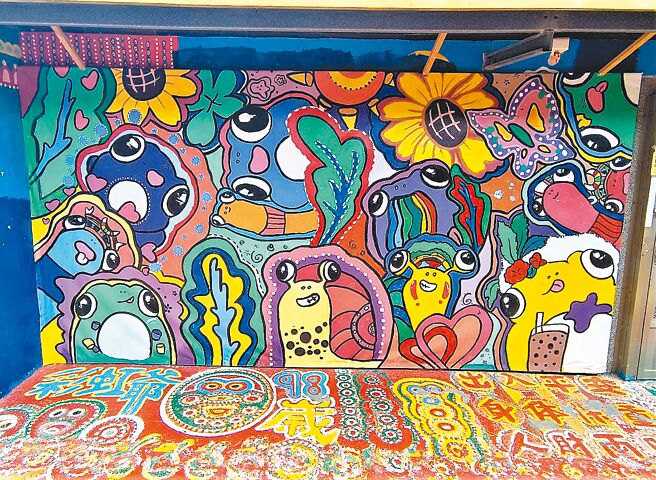 台中市彩虹眷村去年6月重新開放後，結合學生創作，呈現不同風格。（台中市文化局提供／陳淑娥台中傳真）