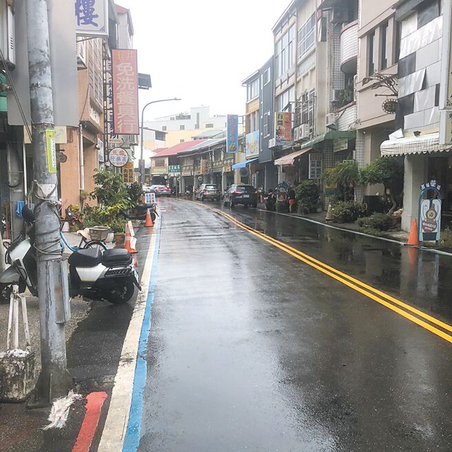 台南市玉井区芒果冰街生意不佳，原指望连日高温带来客源，不料到下午3、4点客人现身时段却又天天下大雨，冰店等呒人，业者感嘆雪上加霜。（民眾提供／宝智华台南传真）