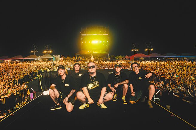 「顽童MJ116」团员瘦子（右二起）、大渊、小春（左）20日在「本色祭」卖力热唱。（本色音乐提供）