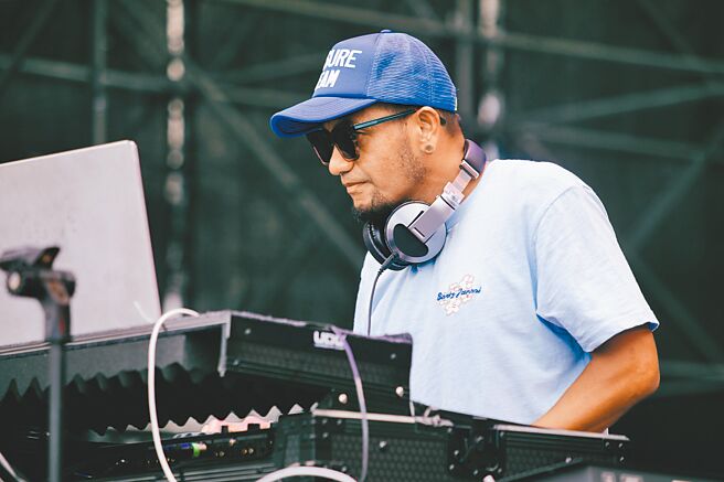 张震岳20日在「本色祭」化身DJOrange上台演出。（本色音乐提供）