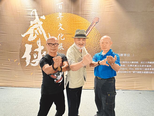 武術導演邵志項（左起）、香港導演賴水清、武術導演朱克榮20日在台北松菸文創園區出席「武俠百年文化展」活動。（洪秀瑛攝）