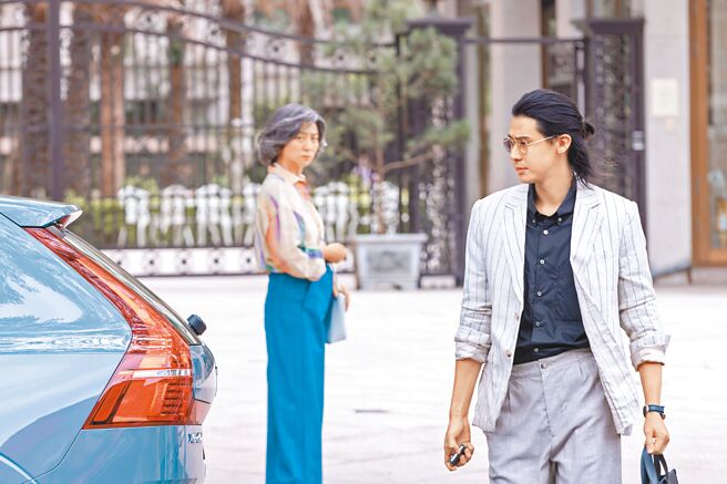 杨丽音（左）自曝看到李玉玺都会露出姨母笑。（公视台语台、华视提供）