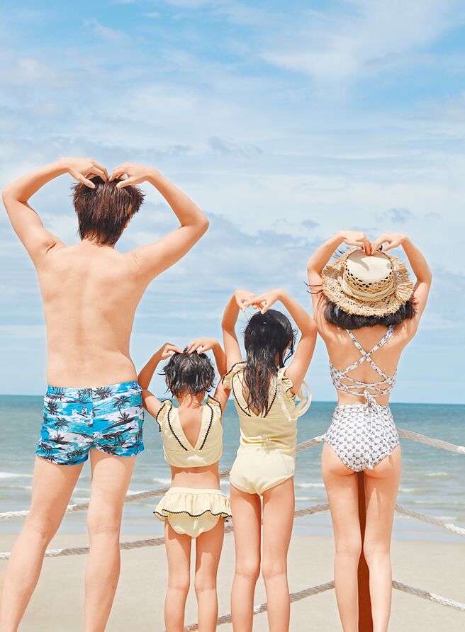 阿沁（左）日前带老婆与一双女儿赴马尔地夫度假兼庆生。（晴空未来提供）